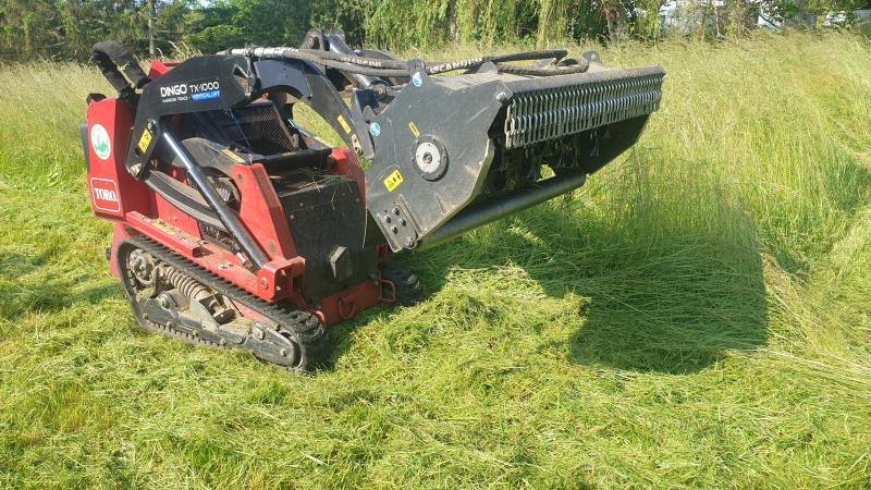 Débroussaillage d'un terrain à l'aide d'un gyrobroyeur