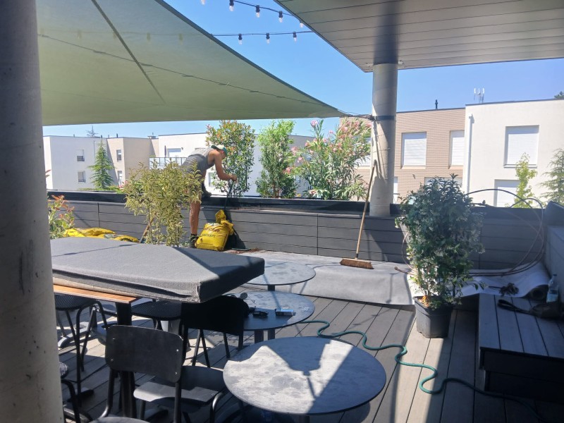 Création et décoration d'une terrasse par un paysagiste à Charbonnière les Bains : aménagement de la terrasse du 7 Rooftop